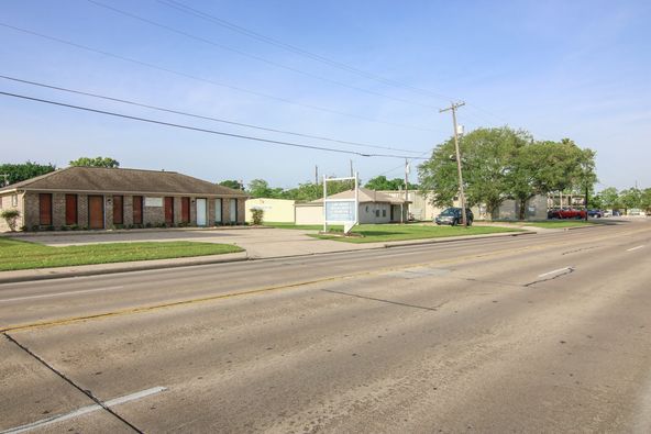 1017 W South St, Alvin, TX 77511